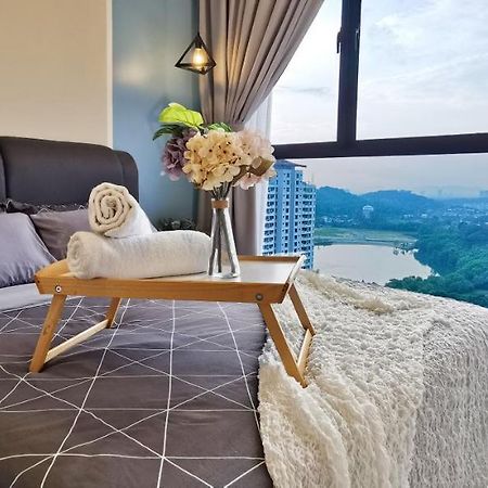 Astetica Pool & Lake View High Floor 100Mbps Wifi Netflix เซอรีเคมบางัน ภายนอก รูปภาพ