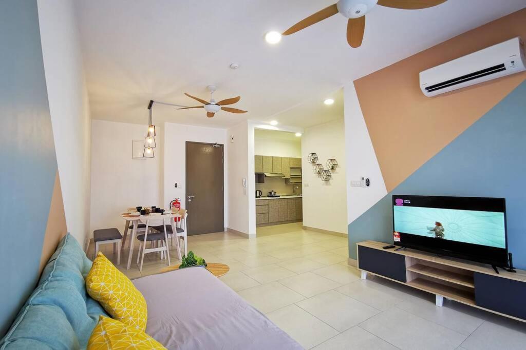 Astetica Pool & Lake View High Floor 100Mbps Wifi Netflix เซอรีเคมบางัน ภายนอก รูปภาพ