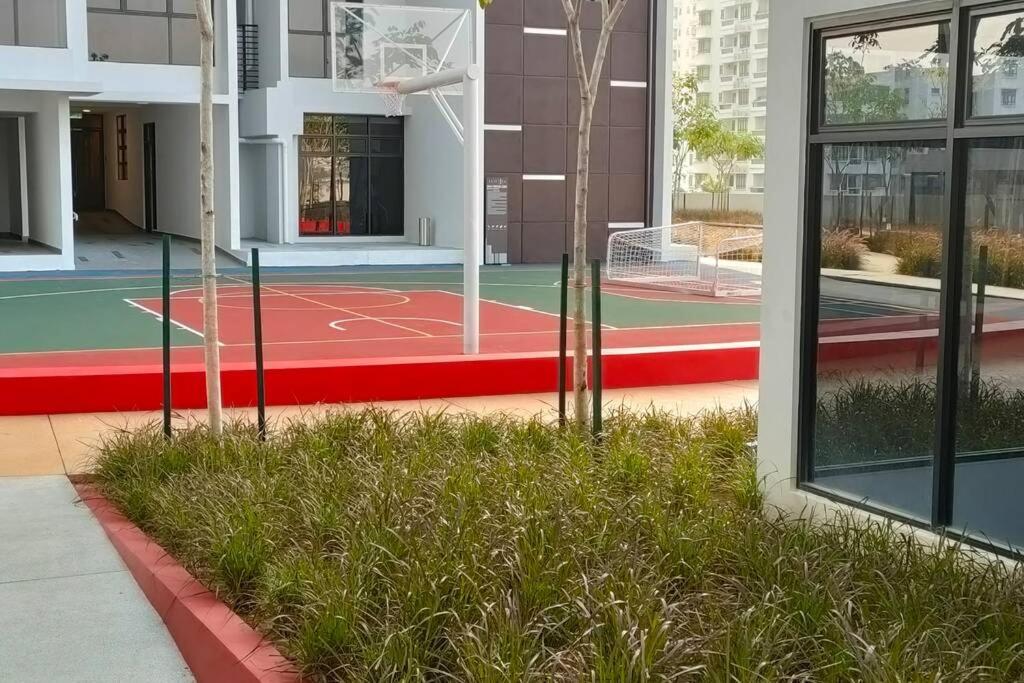 Astetica Pool & Lake View High Floor 100Mbps Wifi Netflix เซอรีเคมบางัน ภายนอก รูปภาพ