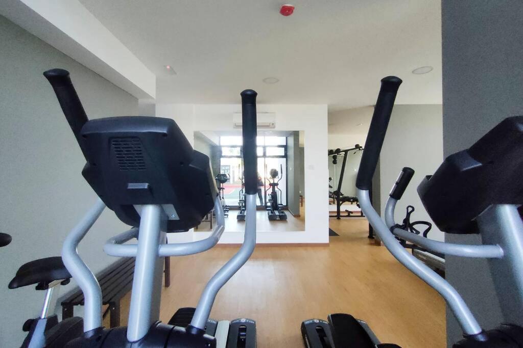Astetica Pool & Lake View High Floor 100Mbps Wifi Netflix เซอรีเคมบางัน ภายนอก รูปภาพ