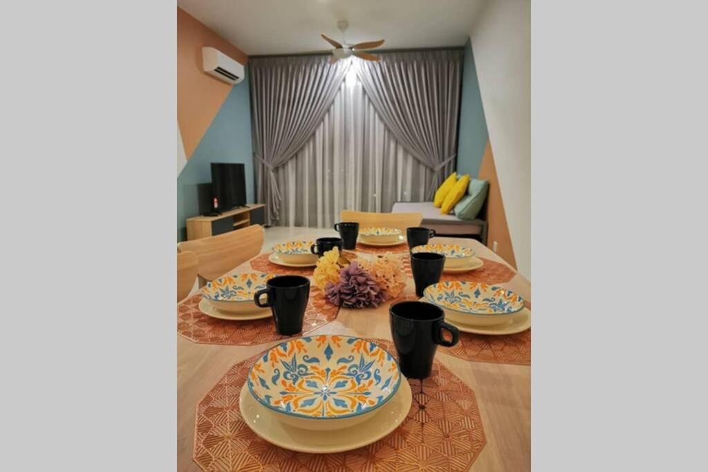 Astetica Pool & Lake View High Floor 100Mbps Wifi Netflix เซอรีเคมบางัน ภายนอก รูปภาพ